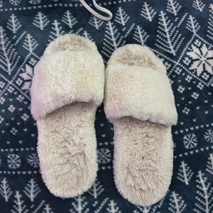 Hollister slippers size-9